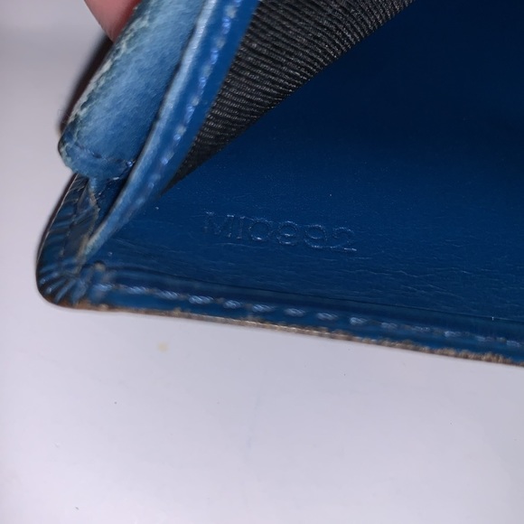 Authentic Louis Vuitton Epi Marco Wallet. Code# MI0992.  Offers are welcome 🌸 - Picture 15 of 15